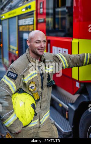 Ein Porträt eines Feuerwehrmanns am Tatort eines Vorfalls in London. Stockfoto