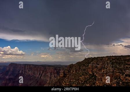 Während der Arizona Monsoon Saison 2023 blitzte ein Blitz auf den Desert View Watchtower am Südrand des Grand Canyon Stockfoto