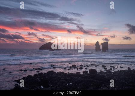 Die Meeresstapel von Mosteiros in der Dämmerung, die von der felsigen Küste, der Insel Sao Miguel, den Azoren, Portugal, dem Atlantik, Europa Stockfoto