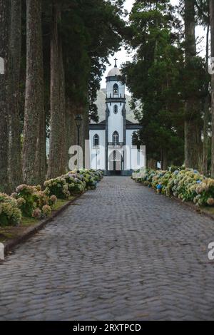 Boulevard der Kirche Igreja de Sao Nicolau in Sete Cidades, Insel Sao Miguel, Azoren, Portugal, Atlantik, Europa Stockfoto