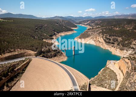 Drone-Ansicht von Francisco Abellan Dam und Reservoir, Granada, Andalusien, Spanien, Europa Stockfoto