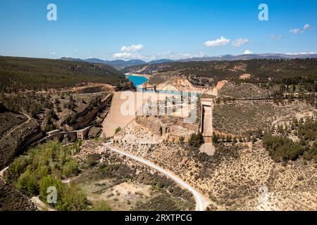 Drone-Ansicht von Francisco Abellan Dam und Reservoir, Granada, Andalusien, Spanien, Europa Stockfoto