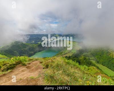 Aussichtspunkt Miradouro da Grota do Inferno über Sete Cidades und Lagoa Azul, bedeckt von niedrigen Wolken, Sao Miguel Island, Azoren Inseln, Portugal, Atlantik Stockfoto