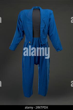 Diese blaue Jacke (.1) und die Hammer Hose (.2) wurden vom Rapper und Tänzer MC Hammer im Musikvideo von 1988 für seinen Song They Put Me in the Mix getragen. Stockfoto