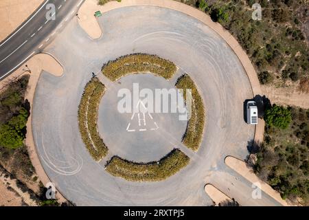 Drohnen-Ansicht eines Hubschrauberlandeplatzes auf einer wüstenartigen Landschaft am Francisco Abellan Dam, Granada, Andalusien, Spanien, Europa Stockfoto