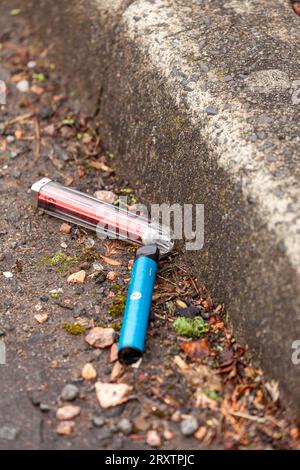 Einmal-Einwegdämpfe, die auf der Straße entsorgt werden Stockfoto