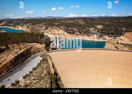 Drone-Ansicht von Francisco Abellan Dam und Reservoir, Granada, Andalusien, Spanien, EuropeGranada, Andalusien, Spanien, Europa Stockfoto