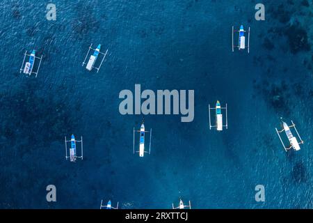 Blick auf traditionelle leere Fischerboote im blauen Wasser von Gili Trawangan, Gili Inseln, West Nusa Tenggara Stockfoto