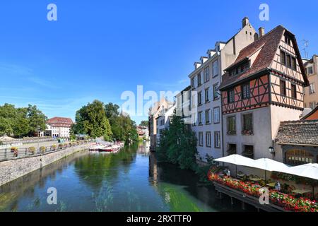 Straßburg, Frankreich - September 2023: Fluss III im historischen Viertel Petite France Stockfoto