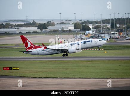 Turkish Airlines Boeing 737 MAX 8 Starting at Birmingham Airport, UK (TC-LCU) Stockfoto