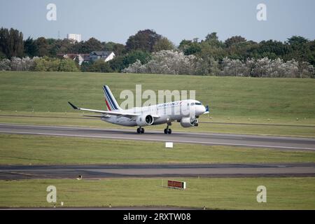 Air France Airbus A220-300 Abflug am Flughafen Birmingham, UK (F-HZUB) Stockfoto