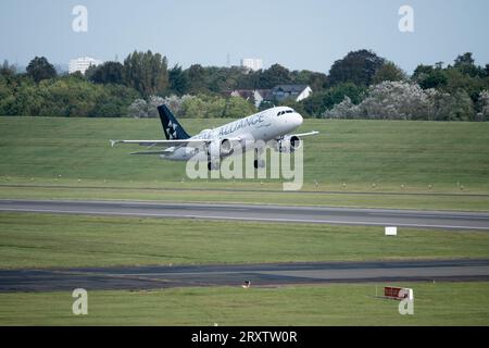 Star Alliance Airbus A319-100 Starting at Birmingham Airport, UK (D-AILT) Stockfoto