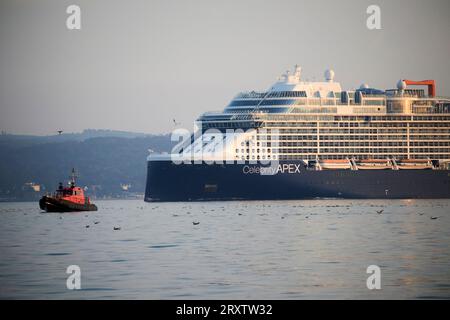 Top-Kreuzfahrtschiff der Prominenten und Pilot-Boot ben madigan im belfast lough im Norden irlands, großbritannien Stockfoto