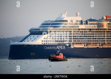 Top-Kreuzfahrtschiff der Prominenten und Pilot-Boot ben madigan im belfast lough im Norden irlands, großbritannien Stockfoto