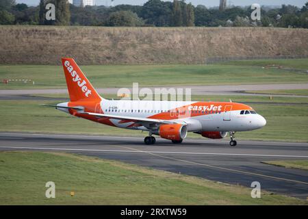 EasyJet Airbus A320-251N Landung am Flughafen Birmingham, Großbritannien (G-EZBC) Stockfoto