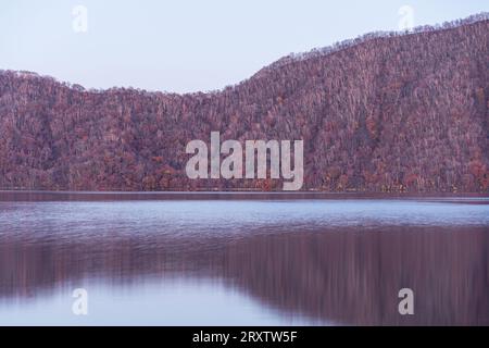 Sanftes violettes Abendlicht an einem See im Spätherbst, das einen Waldhang reflektiert, Lake Toya, Shikotsu-Toya National Park, Abuta, Hokkaido, Japan, Asien Stockfoto