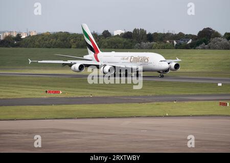 Emirates Airbus A380-842 Landung am Flughafen Birmingham, Großbritannien (A6-EVB) Stockfoto