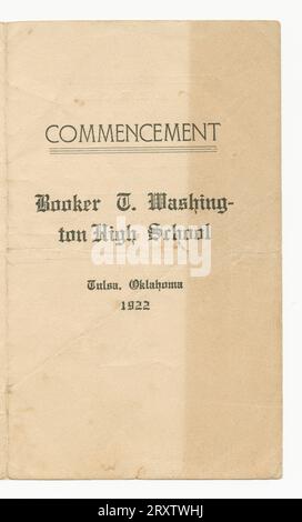 Ein Programm, schwarze Tinte auf verfärbtem Papier, für den Beginn der Booker T. Washington High School-Klasse von 1922. Es handelt sich um ein Präsentationsbild, das für das natürliche Lesen von Seiten bearbeitet wird. Stockfoto