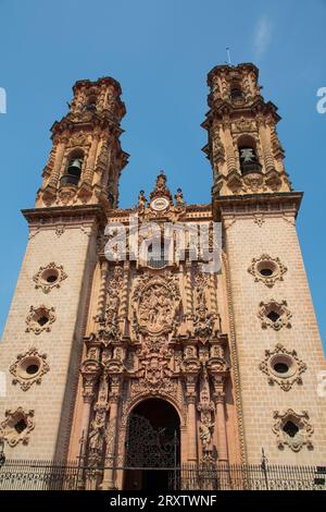 Türme im Churriguerestil, Kirche Santa Prisca de Taxco, gegründet 1751, UNESCO-Weltkulturerbe, Taxco, Guerrero, Mexiko, Nordamerika Stockfoto