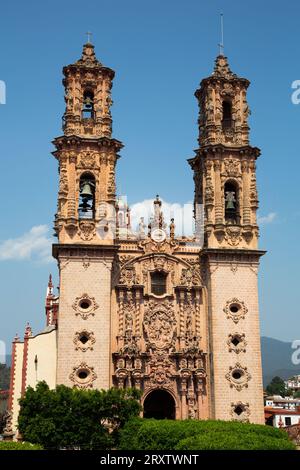 Türme im Churriguerestil, Kirche Santa Prisca de Taxco, gegründet 1751, UNESCO-Weltkulturerbe, Taxco, Guerrero, Mexiko, Nordamerika Stockfoto