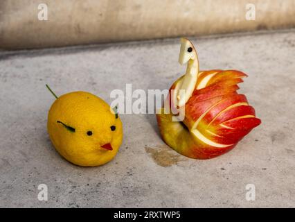 Tierförmige Dekorationen aus Früchten Stockfoto