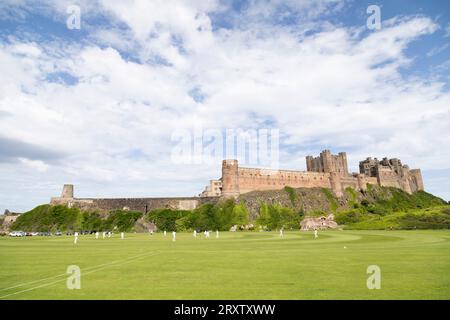 Bamburgh Castle, eine mittelalterliche Festung, Gebäude des 1. Grades, erbaut auf einem zerklüfteten Felsvorsprung aus vulkanischem Dolerit Stockfoto