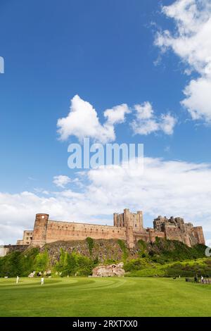 Bamburgh Castle, eine mittelalterliche Festung, Gebäude des 1. Grades, erbaut auf einem zerklüfteten Felsvorsprung aus vulkanischem Dolerit Stockfoto