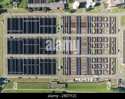 Draufsicht einer Kläranlage aus der Luft. Reinigung von Wasser, Reinigung, Abwasserbehandlung, industrielle Abwasserbehandlung. Stockfoto