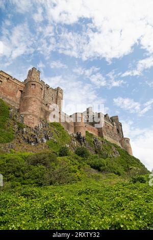 Bamburgh Castle, eine Festung auf einem Hügel, die auf einem zerklüfteten Ausläufer vulkanischer Dolerite errichtet wurde Stockfoto