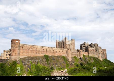 Bamburgh Castle, eine Festung auf einem Hügel und denkmalgeschütztes Gebäude, Bamburgh, Northumberland, England, Vereinigtes Königreich, Europa Stockfoto