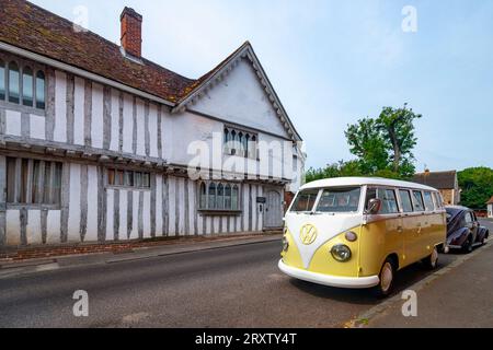 VW Typ 2 Wohnmobil mit geteiltem Schirm, Water Street, Lavenham, Suffolk, England, Vereinigtes Königreich, Europa Stockfoto