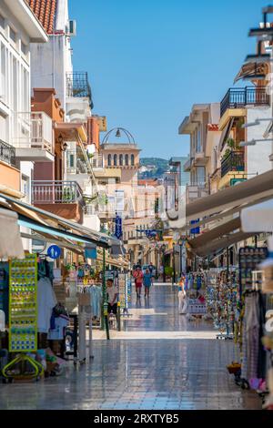 Blick auf die Einkaufsstraße in Argostoli, Hauptstadt von Cephalonia, Argostolion, Kefalonia, Ionische Inseln, Griechische Inseln, Griechenland, Europa Stockfoto