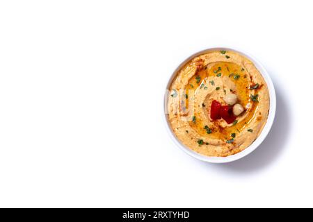 Gerösteter roter Paprika-Hummus in weißer Schüssel isoliert auf weißem Hintergrund Stockfoto