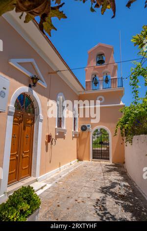 Blick auf die traditionelle griechisch-orthodoxe Kirche in Assos, Assos, Kefalonia, Ionische Inseln, griechische Inseln, Griechenland, Europa Stockfoto