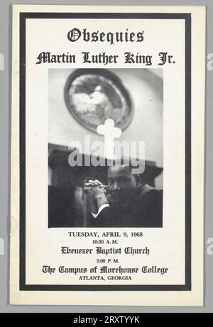 Ein Programm für die Beerdigung von Martin Luther King, Jr. in der Ebenezer Baptist Church auf dem Campus des Morehouse College. 16 Seiten, bedruckt mit Trauerrand. Halbfarbiges Hochformat auf der oberen Abdeckung. Original bedruckte Selbstwickler, geheftet. In einer Quartostoff-Clamshell-Box mit einem Lederetikett. Stockfoto