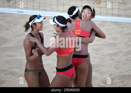 (230927) -- NINGBO, 27. September 2023 (Xinhua) -- die Spieler umarmen sich nach dem Goldmedaillenspiel der Beach Volleyball Frauen zwischen Xue Chen/Xia Xinyi aus China und Ishii Miki/Mizoe Sayaka aus Japan bei den 19. Asienspielen in Ningbo, Ostchinesische Provinz Zhejiang, 27. September 2023. (Xinhua/Chen Bin) Stockfoto