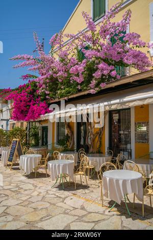 Blick auf das Restaurant im Hafen von Fiskardo, Fiskardo, Kefalonia, Ionische Inseln, griechische Inseln, Griechenland, Europa Stockfoto