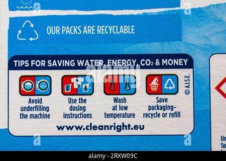 Tipps zum Sparen von Wasserenergie CO2 & Geld Informationen auf der Packung Persil Non Bio Schonend neben dem Waschpulver für empfindliche Haut Stockfoto