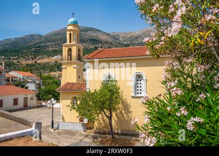 Blick auf die Kirche von Agia Efimia Glockenturm in Agia Effimia, Kefalonia, Ionische Inseln, griechische Inseln, Griechenland, Europa Stockfoto