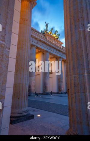 Blick auf das Brandenburger Tor in der Abenddämmerung, Pariser Platz, unter den Linden, Berlin, Deutschland, Europa Stockfoto