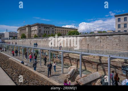 Blick auf den Abschnitt der Berliner Mauer im Topographie-Terrors-Museum, Berlin, Deutschland, Europa Stockfoto