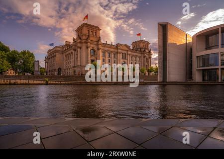 Blick auf die Spree und den Reichstag bei Sonnenuntergang, Mitte, Berlin, Deutschland, Europa Stockfoto