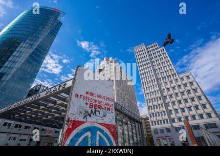 Ansicht der Berliner Mauersegmente und Gebäude am Potsdamer Platz, Mitte, Berlin, Deutschland, Europa Stockfoto