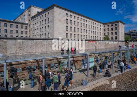 Blick auf den Abschnitt der Berliner Mauer im Topographie-Terrors-Museum, Berlin, Deutschland, Europa Stockfoto