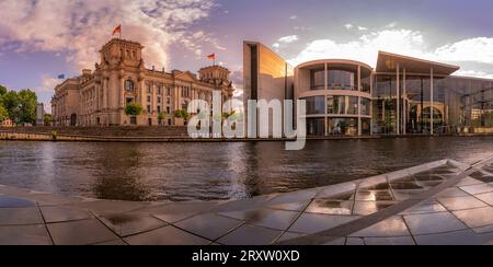 Blick auf die Spree und den Reichstag und das Paul-Loebe-Gebäude bei Sonnenuntergang, Mitte, Berlin, Deutschland, Europa Stockfoto