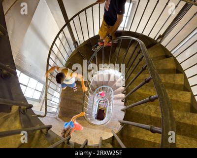 Die Leute gehen die Wendeltreppe im Glockenturm des Belfrey von Montrouge hinunter, Teil des örtlichen Theaters, in Montrouge, gleich außerhalb von Par Stockfoto