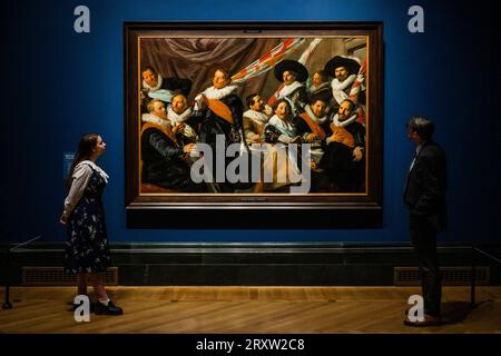 London, Großbritannien. 27. September 2023. Bankett der Offiziere der St. George Civic Guard, um 1627 - Frans Hals in der National Gallery. Sie läuft vom 30. September 2023 bis zum 21. Januar 2024. Guy Bell/Alamy Live News Stockfoto