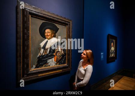 London, Großbritannien. 27. September 2023. Der lachende Kavalier, 1624 - Frans Hals in der National Gallery. Sie läuft vom 30. September 2023 bis zum 21. Januar 2024. Guy Bell/Alamy Live News Stockfoto