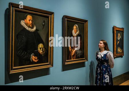 London, Großbritannien. 27. September 2023. Porträt eines Mannes mit einem Schädel und Porträt einer stehenden Frau, c1612 - Frans Hals in der National Gallery. Sie läuft vom 30. September 2023 bis zum 21. Januar 2024. Guy Bell/Alamy Live News Stockfoto