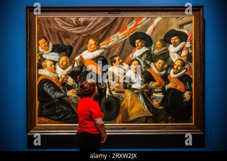 London, Großbritannien. 27. September 2023. Bankett der Offiziere der St. George Civic Guard, um 1627 - Frans Hals in der National Gallery. Sie läuft vom 30. September 2023 bis zum 21. Januar 2024. Guy Bell/Alamy Live News Stockfoto